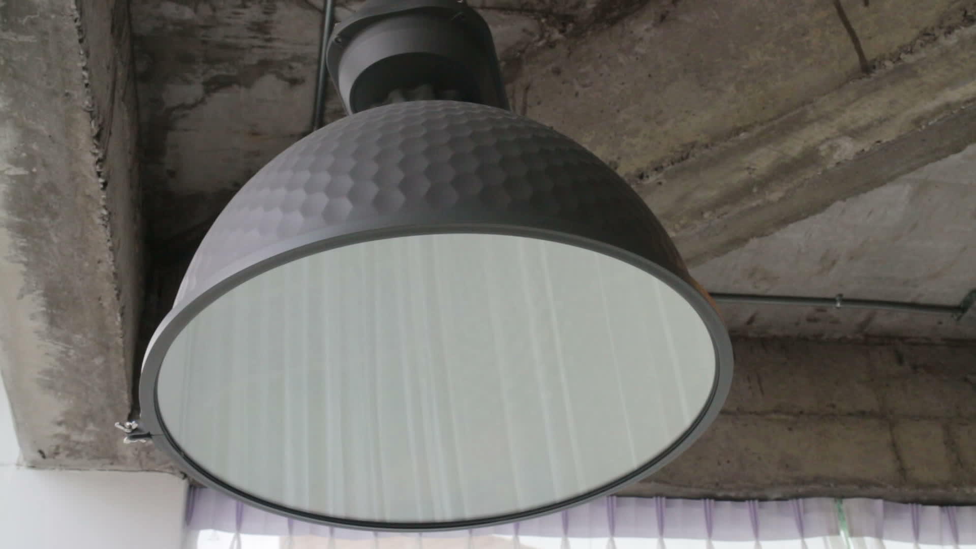现代黑色金属灯悬挂在天花板上视频的预览图