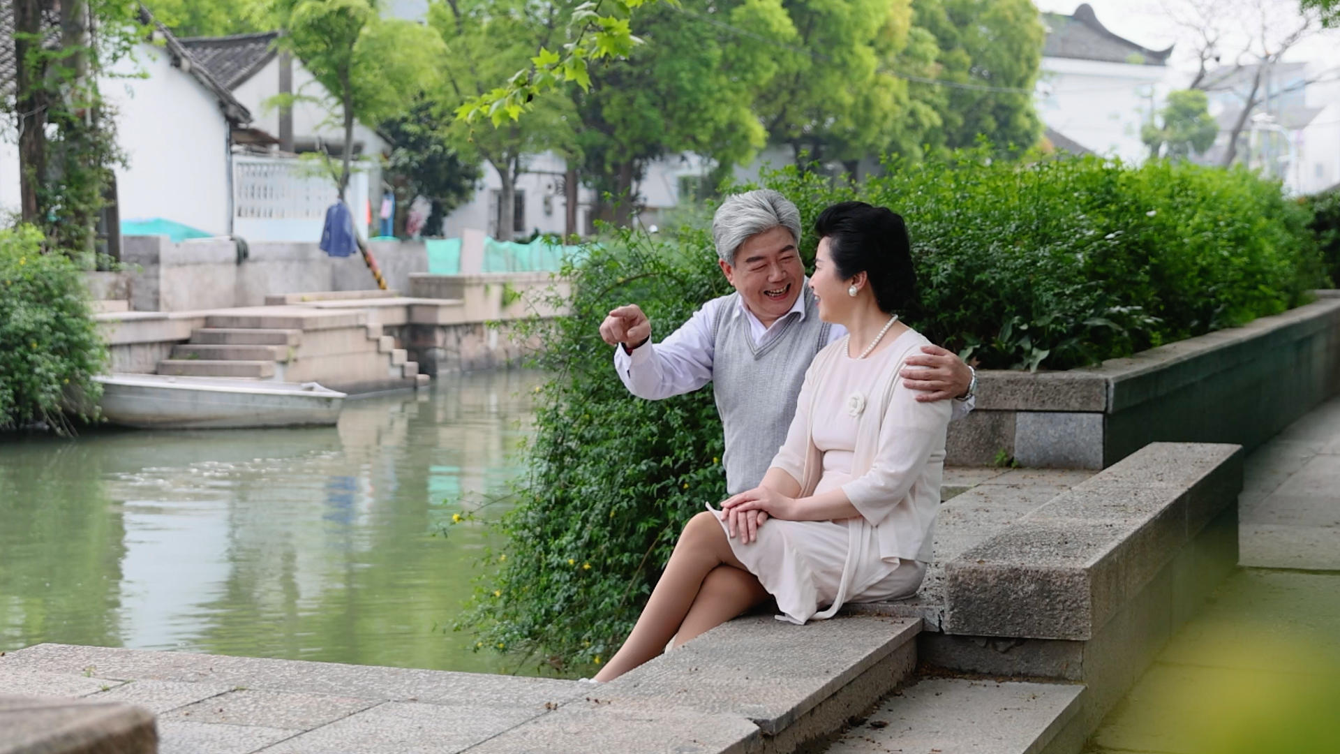 老年夫妇坐在河边看风景聊天视频的预览图