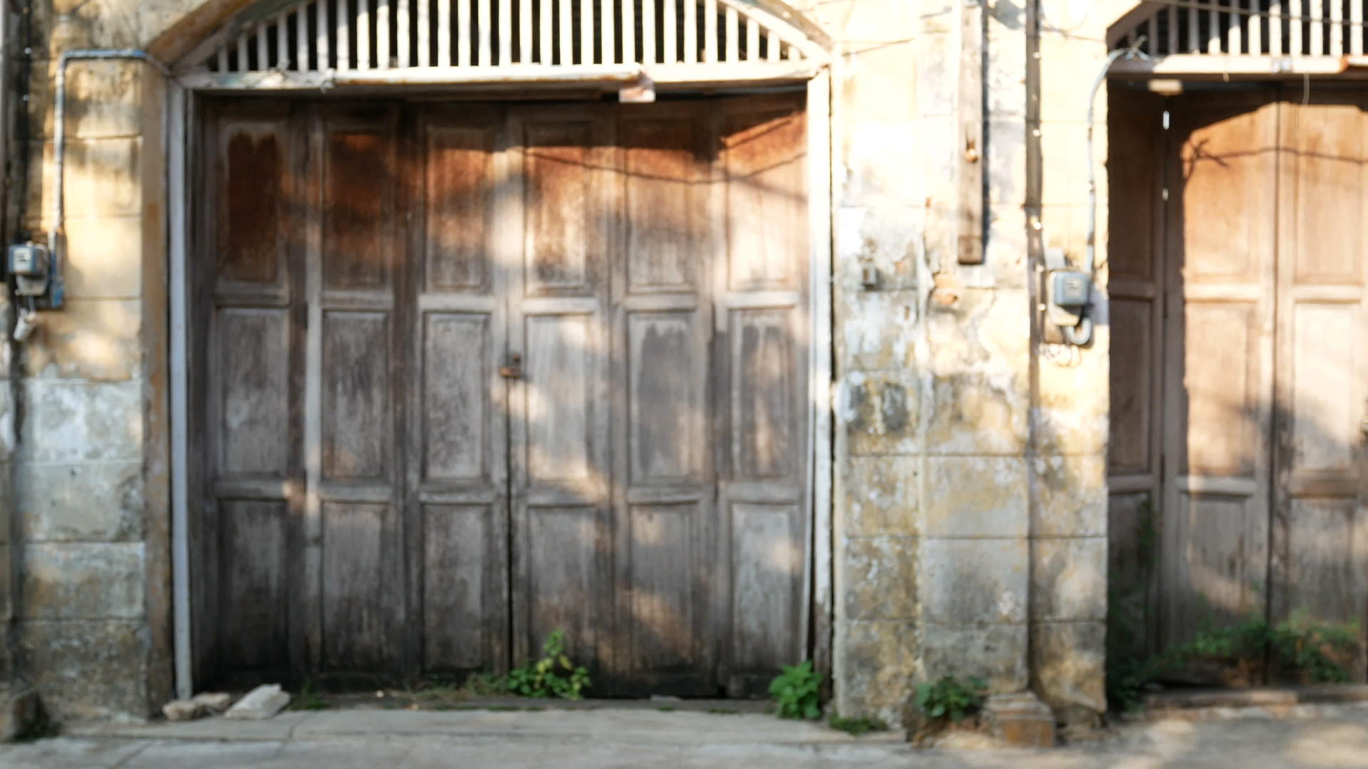 复古木门在古老的亚洲传统住宅中视频的预览图