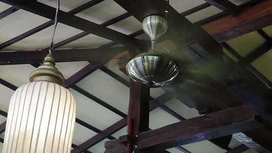 老式电风扇挂在木天花板上视频的预览图