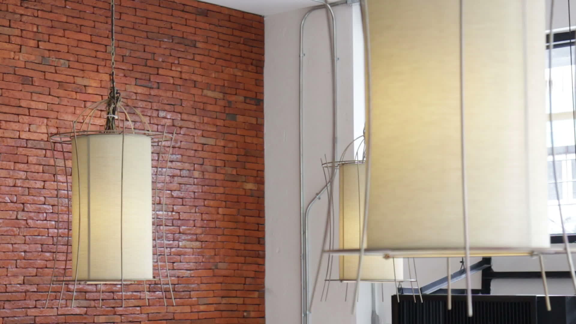 吊灯装饰在房间的天花板上视频的预览图