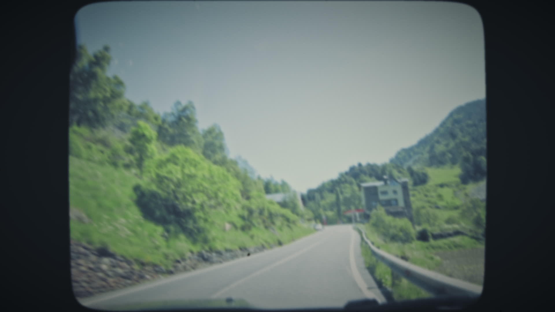 从车辆到道路的角度视频的预览图