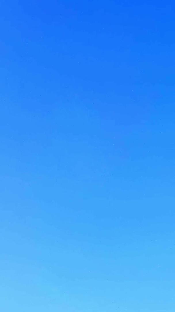 风筝在蓝天下飞翔视频的预览图