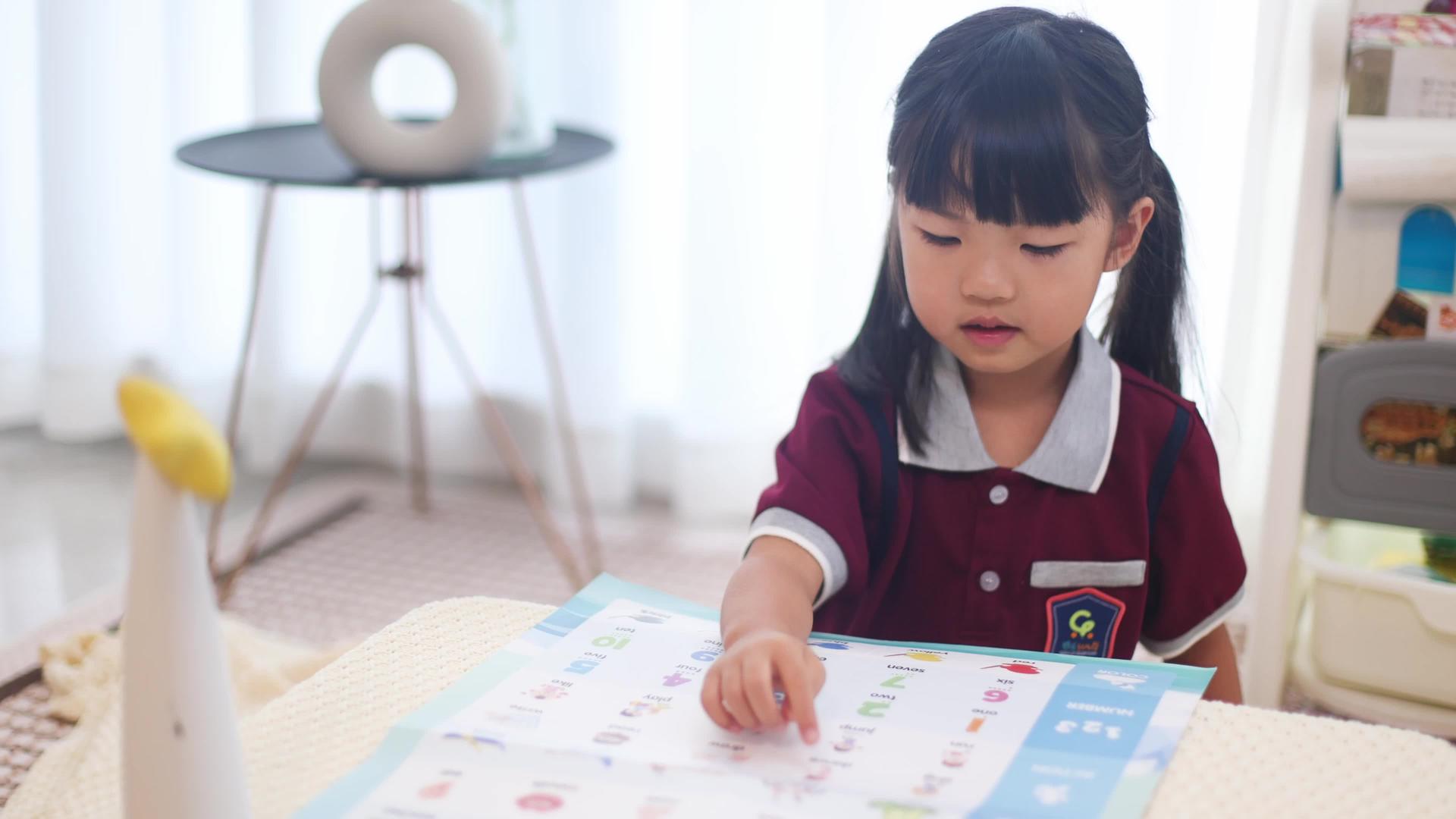 4K儿童在课堂上学习英语视频的预览图