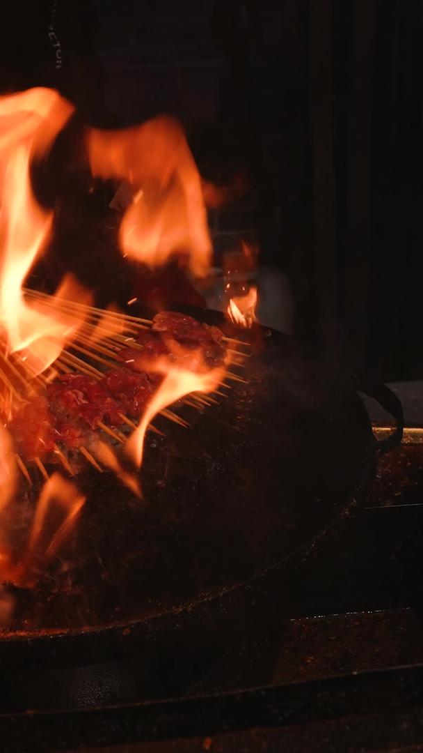 材料慢镜头升级拍摄城市宵夜美食中国铁板烧烤火焰牛肉视频的预览图