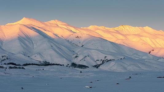4K延时新疆冬季雪山日落日出金山视频的预览图