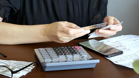女性会计在线发票报表和信用卡债务账单视频的预览图