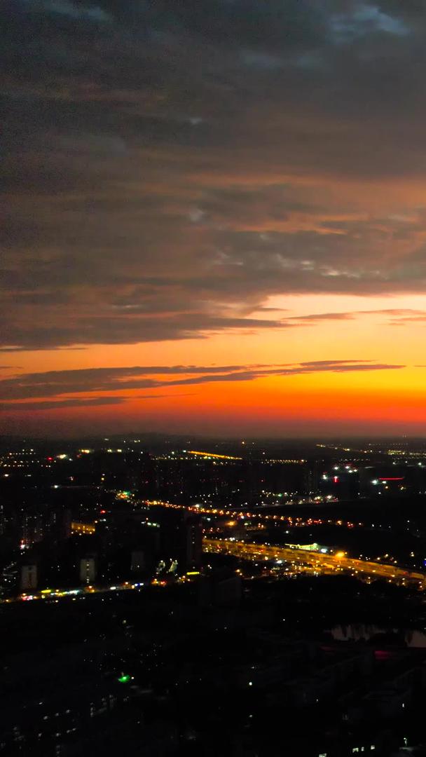 航拍超美城市晚霞火烧云城市夜景车流视频的预览图