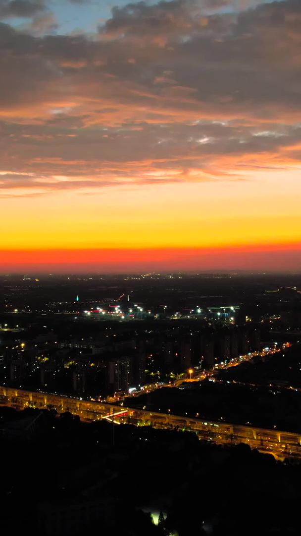 航拍超美城市晚霞火烧云城市夜景车流视频的预览图