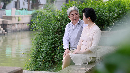 升格老年夫妇在景区河边聊天说笑视频的预览图