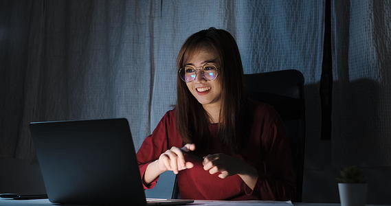 亚洲女性视频会议用户界面晚上在笔记本电脑上在线远程工作远离家中社交讨论互联网视频通话技术视频的预览图