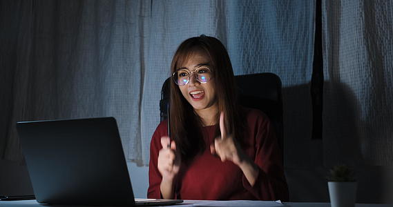 亚洲女性视频会议用户界面晚上在笔记本电脑上在线远程工作远离家中社交讨论互联网视频通话技术视频的预览图