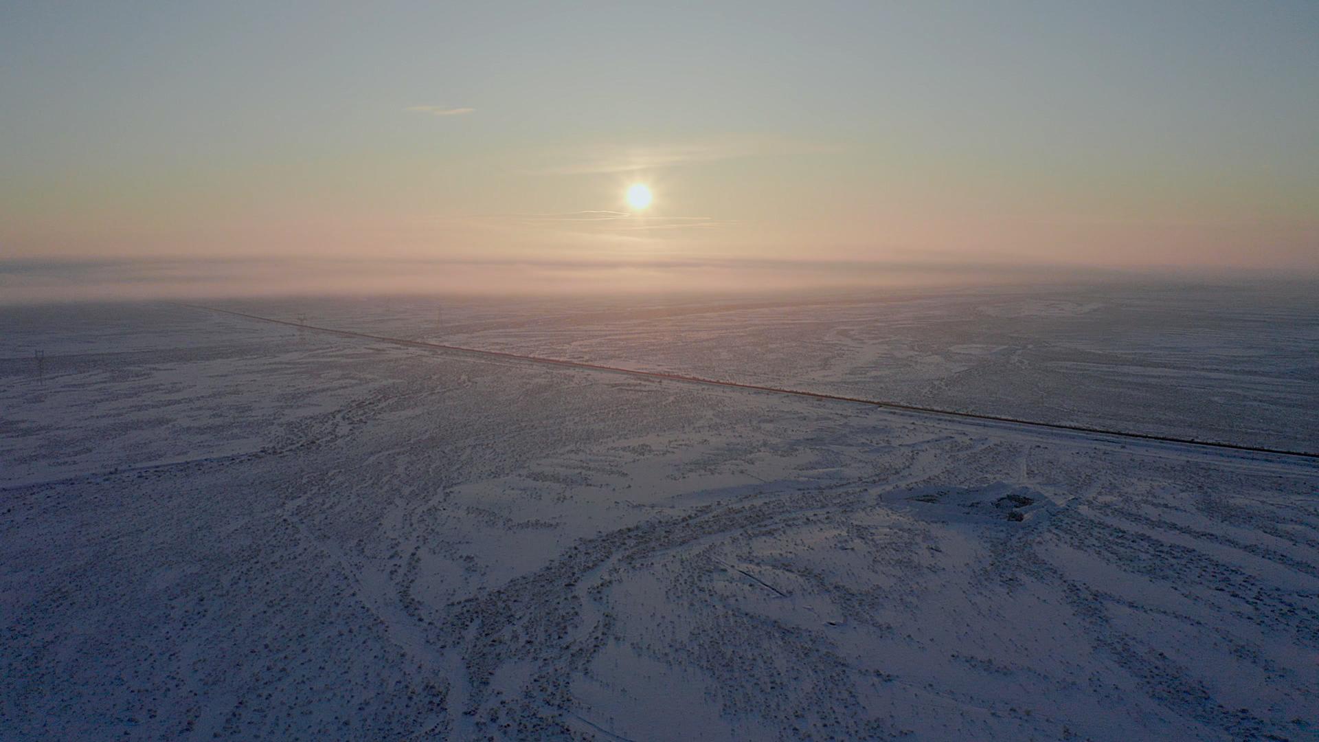 4K航拍新疆冬季雪原日落视频的预览图