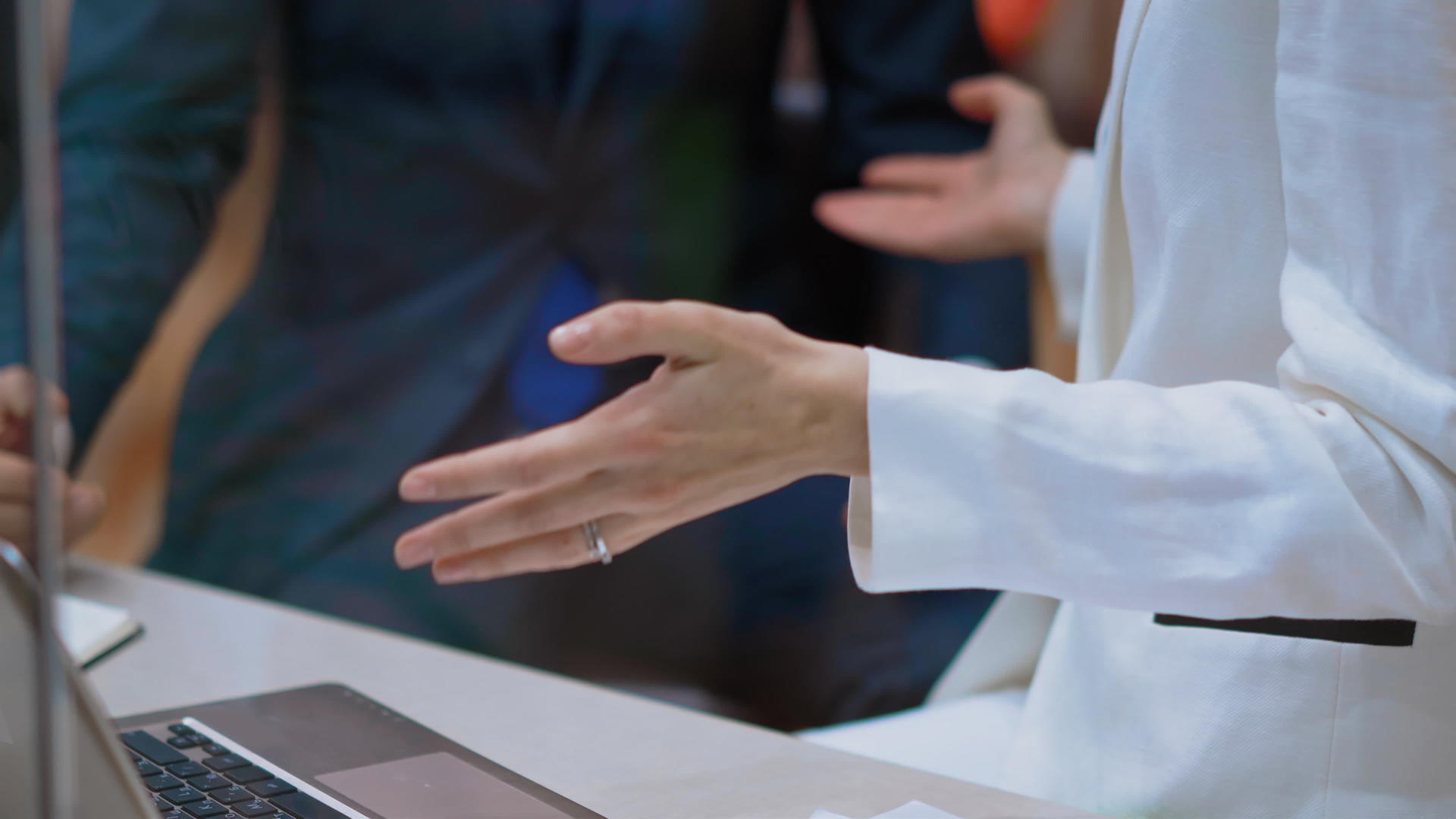 商务人士在沟通或谈判时会用手做手势在办公室工作的商务人士男性和女性手的特写镜头专注于手4K素材视频的预览图