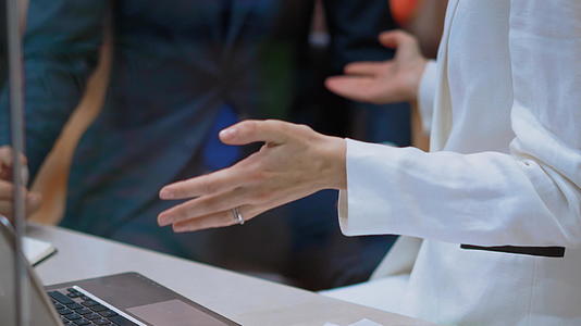 商务人士在沟通或谈判时会用手做手势在办公室工作的商务人士男性和女性手的特写镜头专注于手4K素材视频的预览图