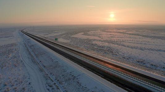 4K航拍新疆冬季高速公路日落视频的预览图