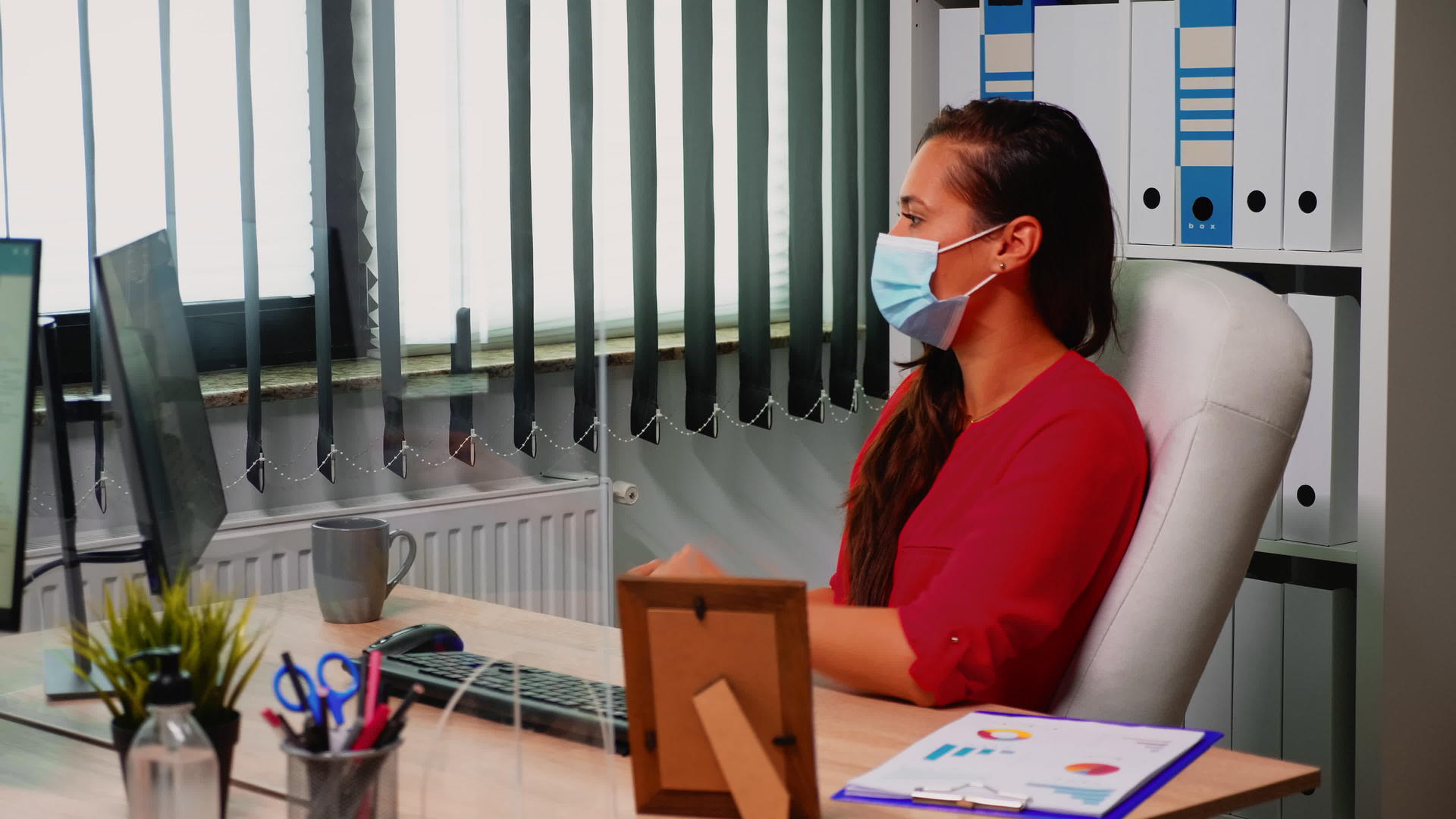 女人在办公室戴口罩工作视频的预览图