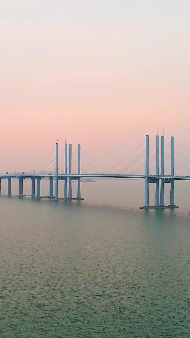 航空拍摄日落跨海大桥视频的预览图