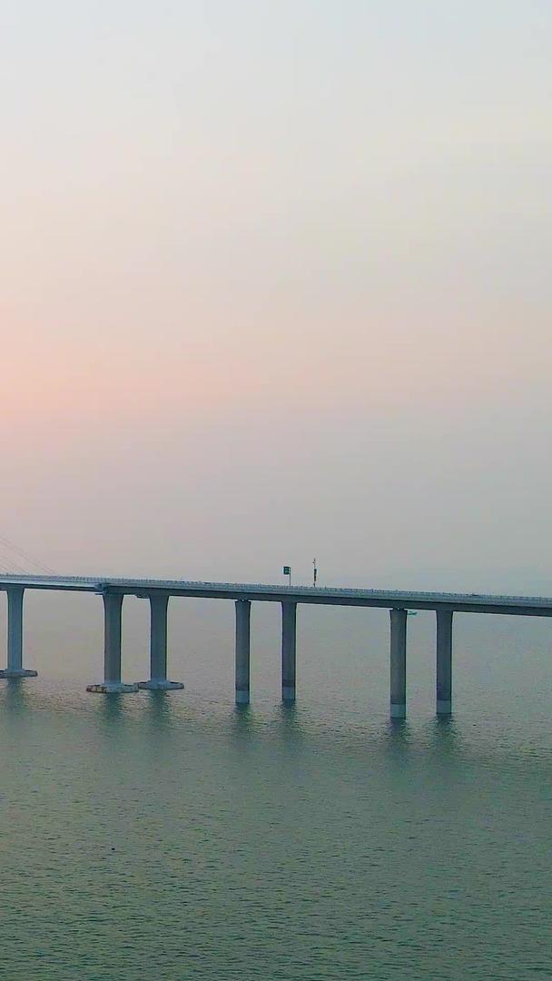 航空拍摄日落跨海大桥视频的预览图
