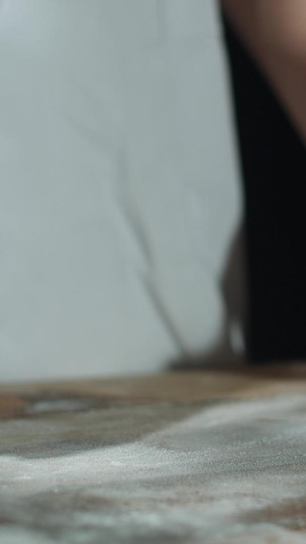 实拍中秋擀面杖和面条做月饼面皮视频的预览图