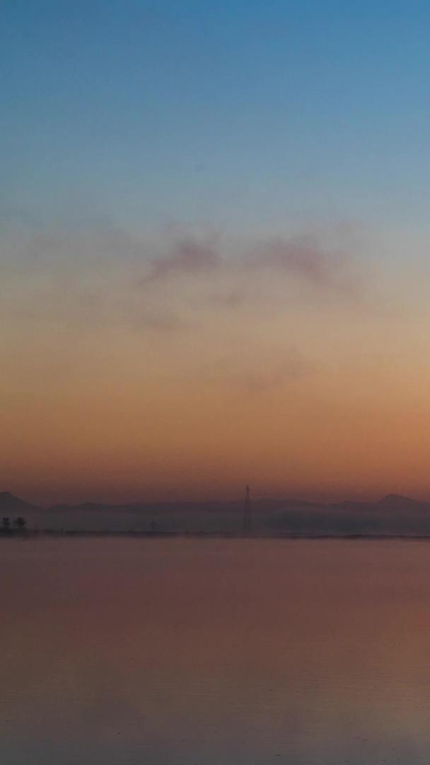 日出和江雾延时视频在江上小岛升起视频的预览图
