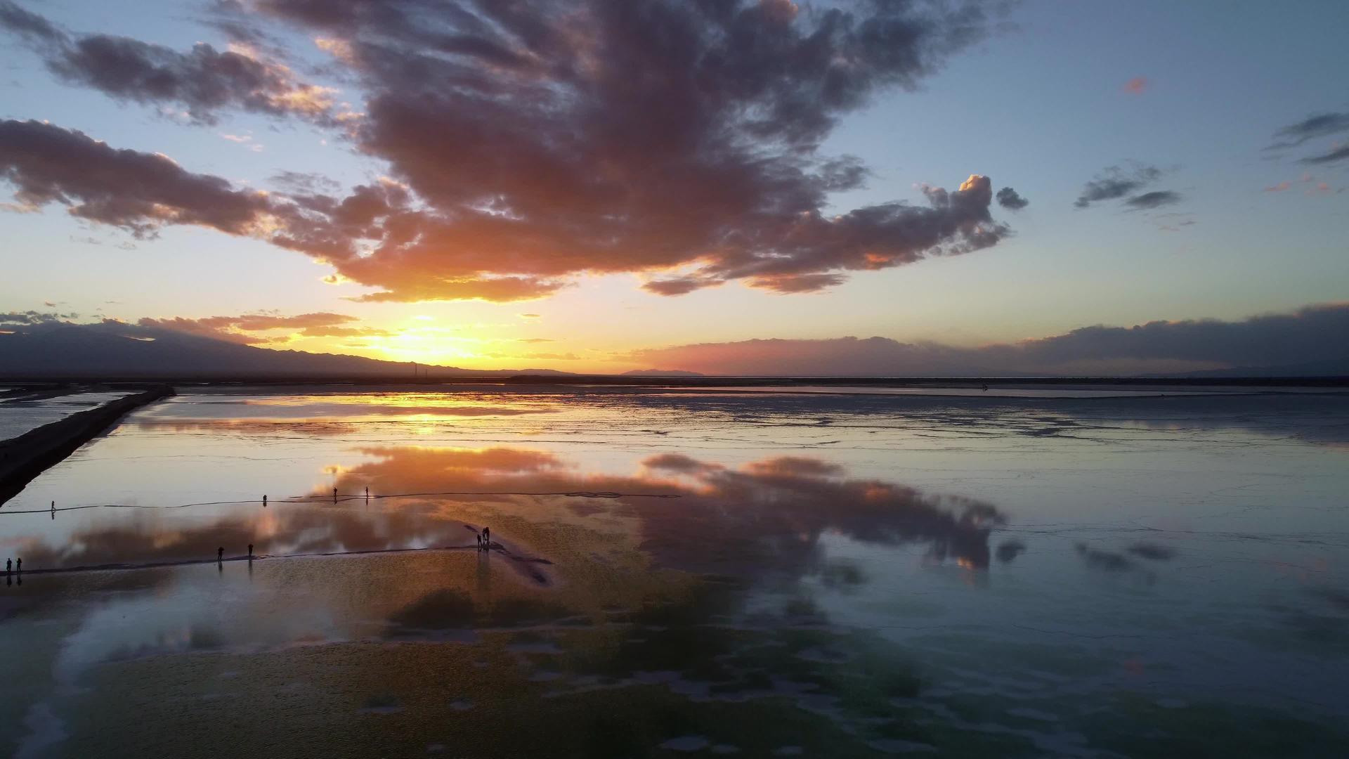 青海茫崖翡翠湖日落治愈系统风景航拍视频的预览图