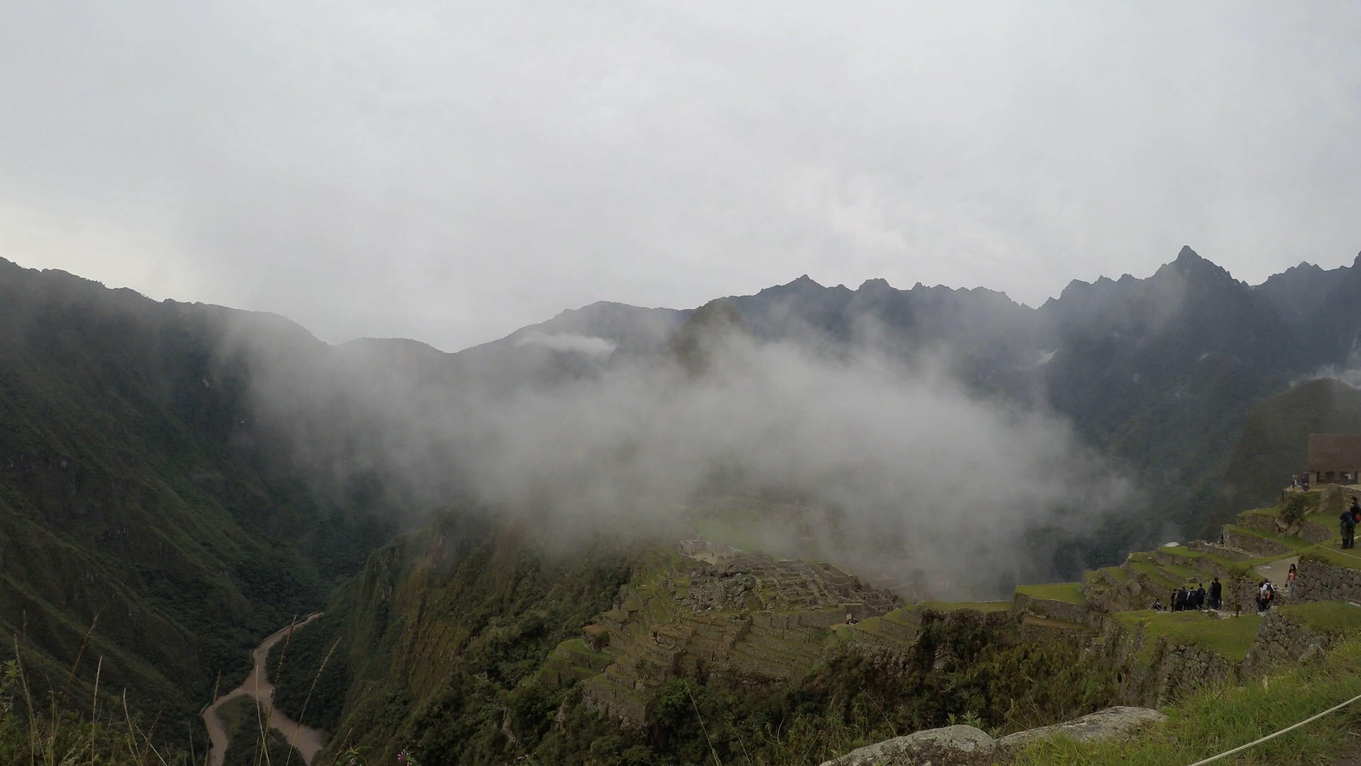 世界遗址马丘比丘消失在雾中视频的预览图
