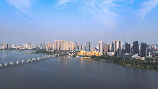 航拍城市风光武汉城中湖沙湖大桥自然风景湖景城市素材视频的预览图