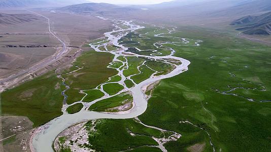 新疆巴音布鲁克草原河流湿地航拍视频的预览图