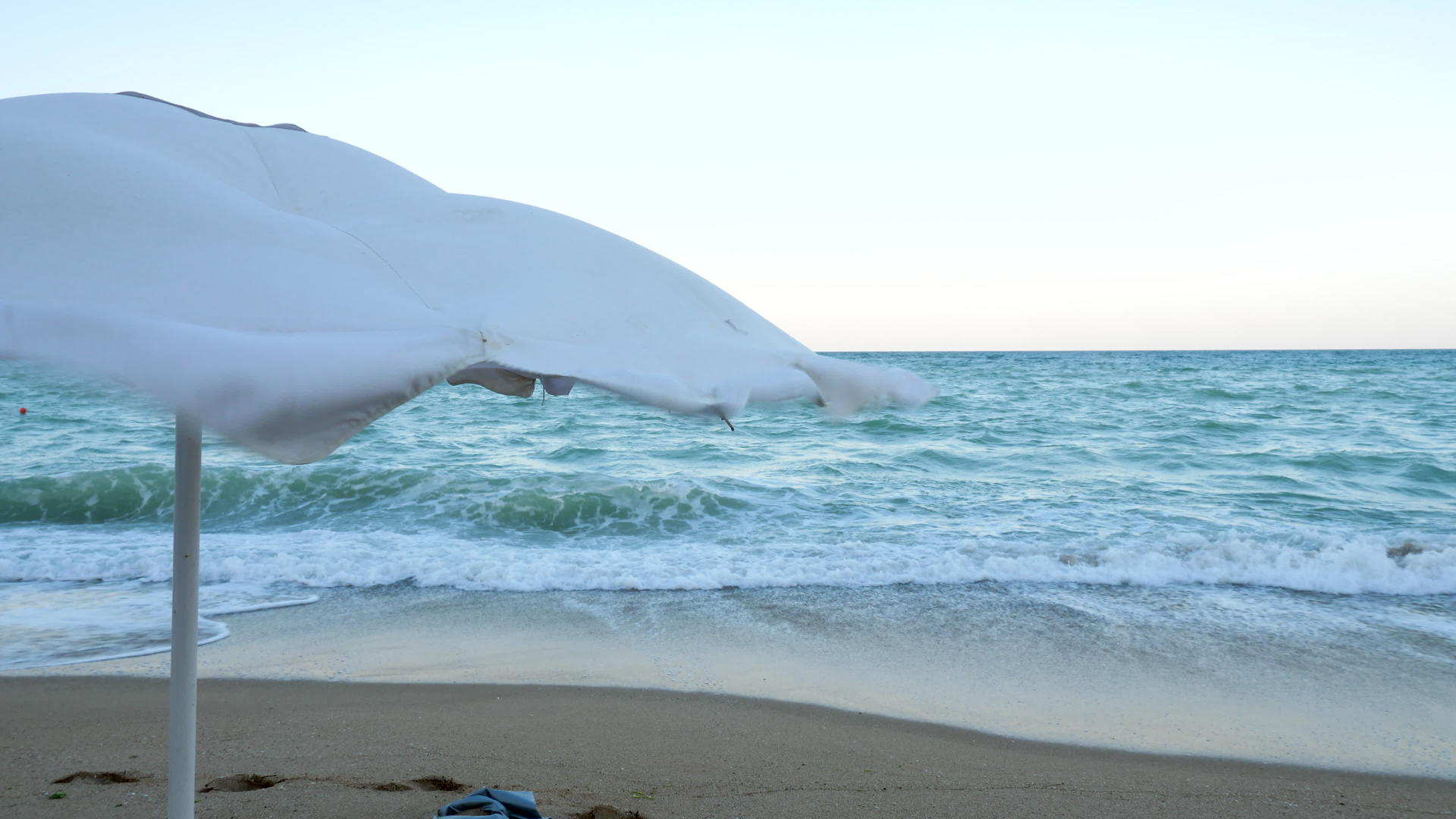 风中沙滩伞视频的预览图