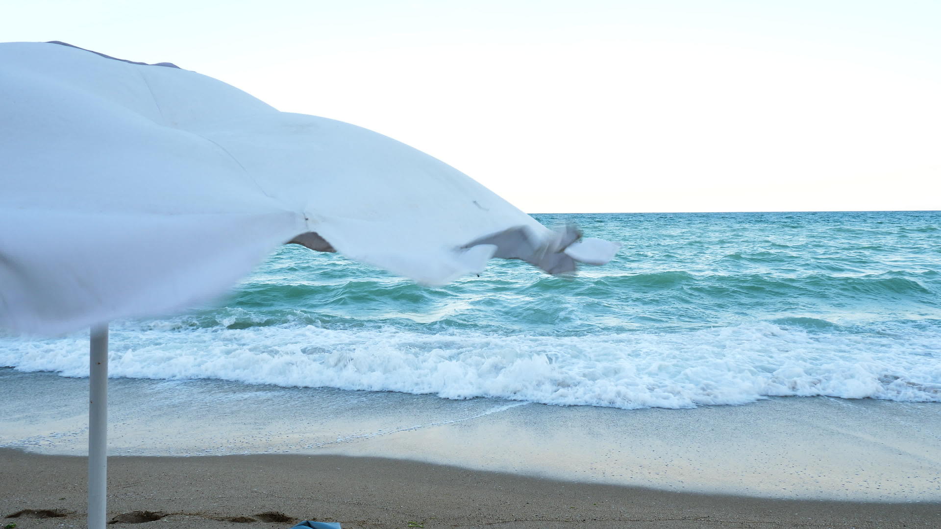 风中沙滩伞视频的预览图