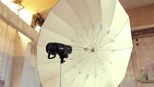 带伞的闪光视频的预览图