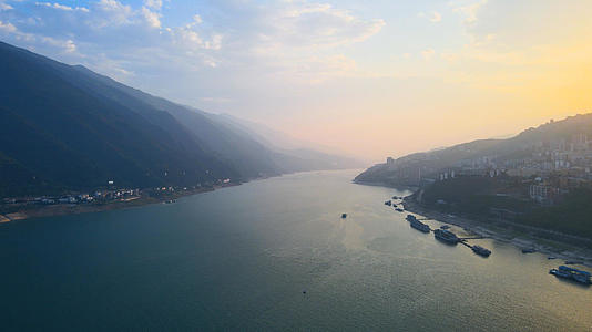 长江三峡日落沿江前行航拍4K视频的预览图
