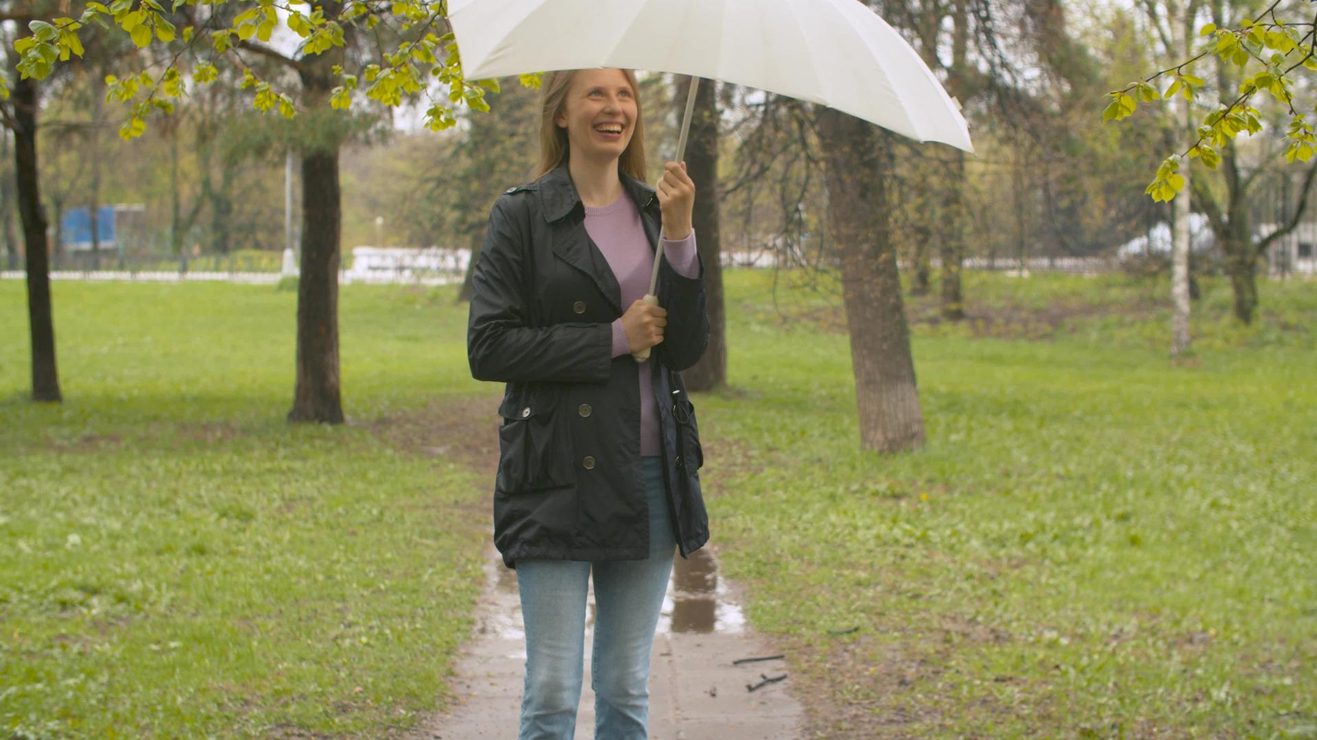 公园的雨天视频的预览图
