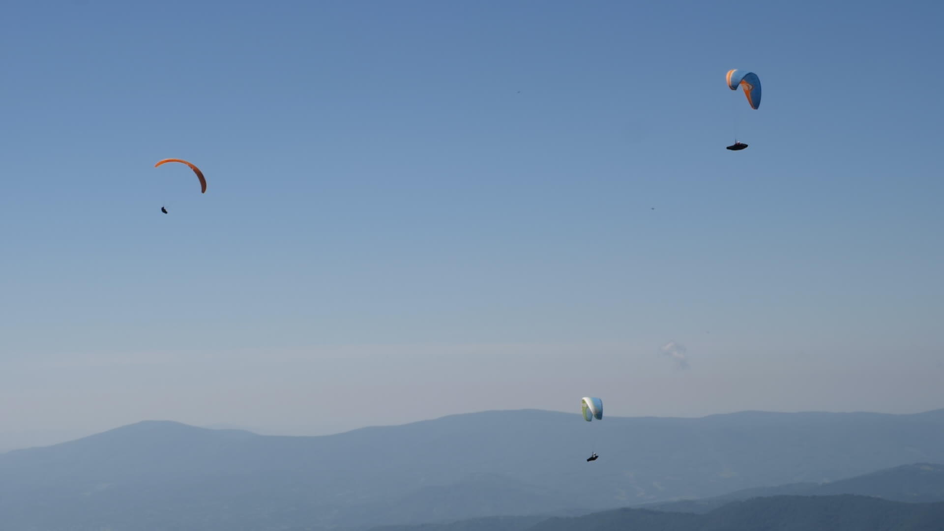 三把滑翔伞在蓝天上飞行视频的预览图
