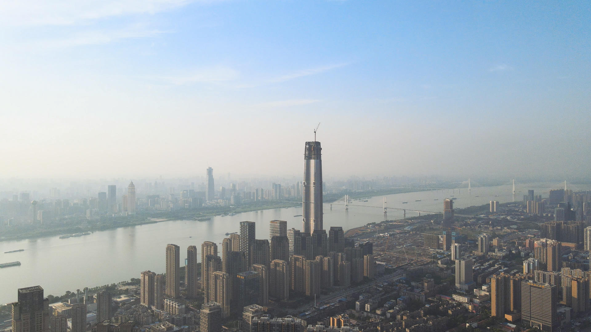 航拍城市风光长江江景城市天际线最高商务金融中心写字楼地标建筑城市建设素材视频的预览图