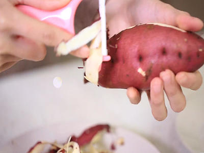 实拍红薯削皮视频视频的预览图