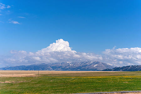 5A景区赛里木湖蓝天白云自然风光视频的预览图
