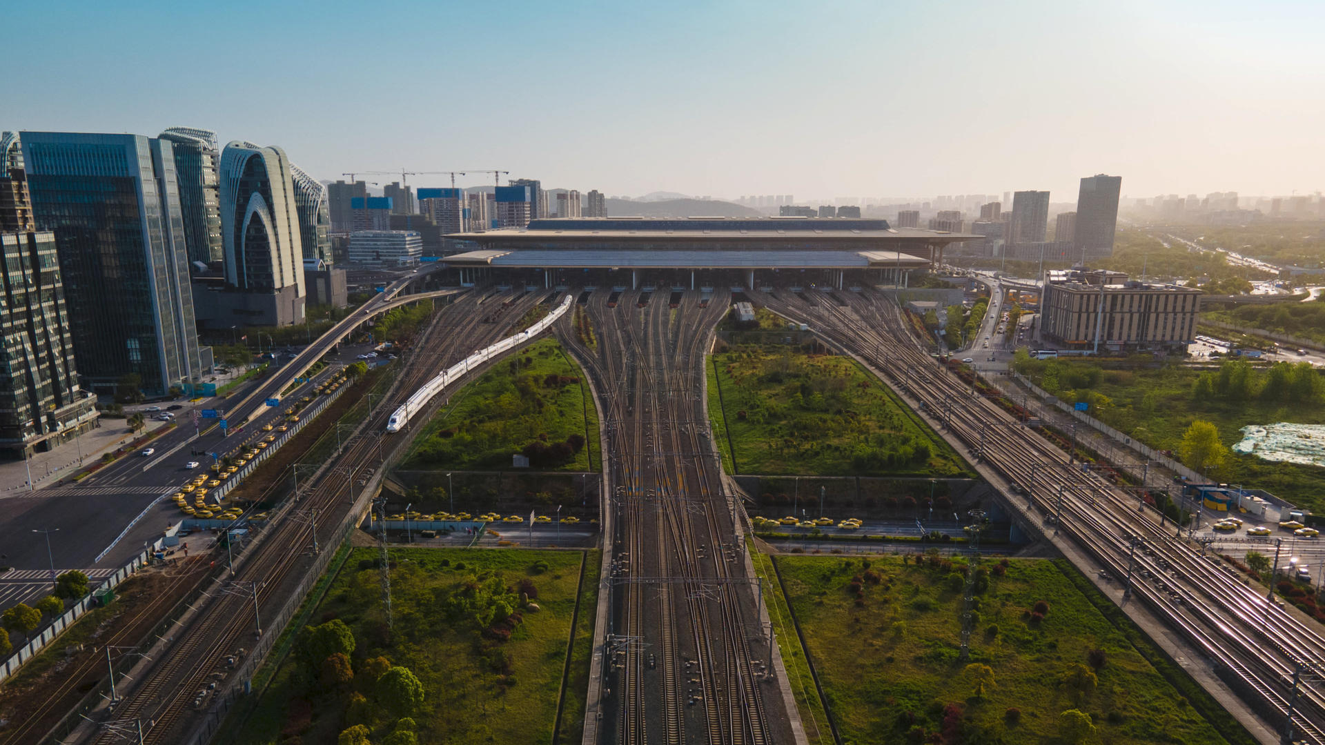 8k超清航拍延时南京南站列车行驶视频的预览图