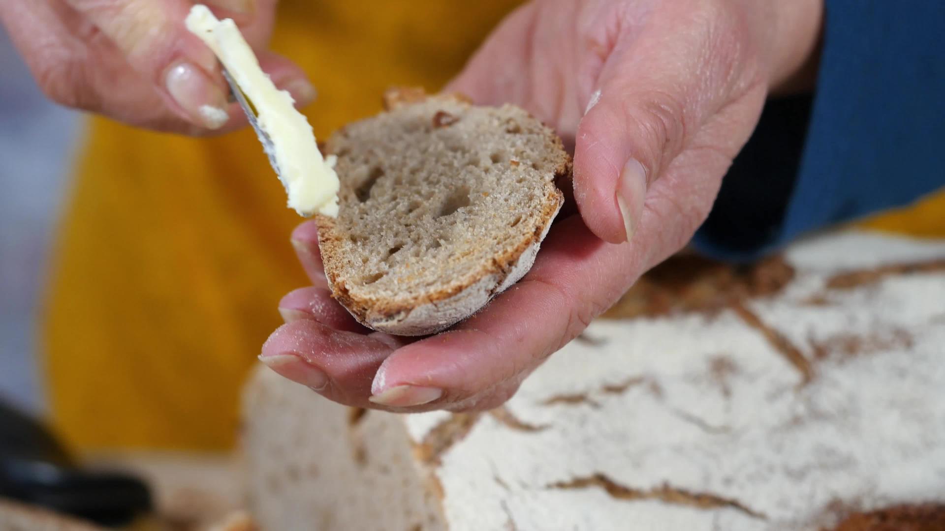 女人用手在面包上涂黄油视频的预览图