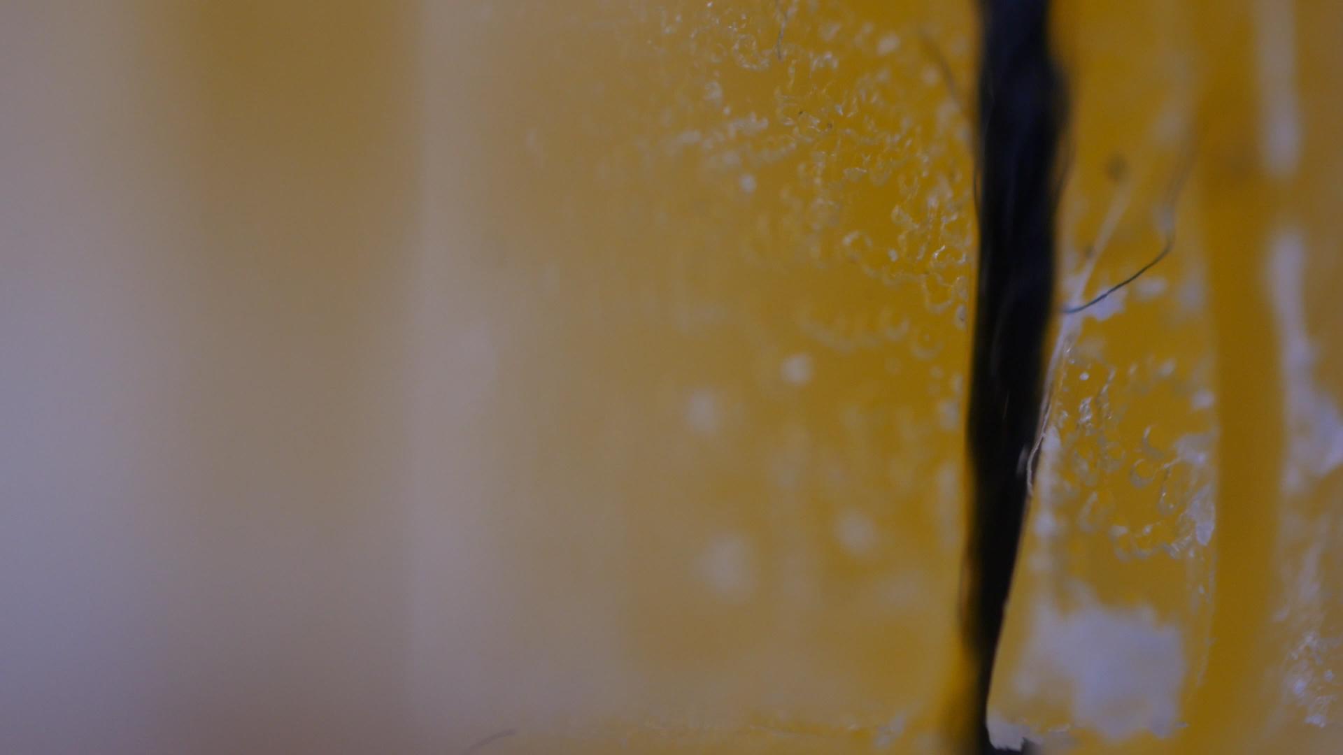 在蜂蜡中打蜡的缝纫线和蜂蜡线的宏观拍摄视频的预览图
