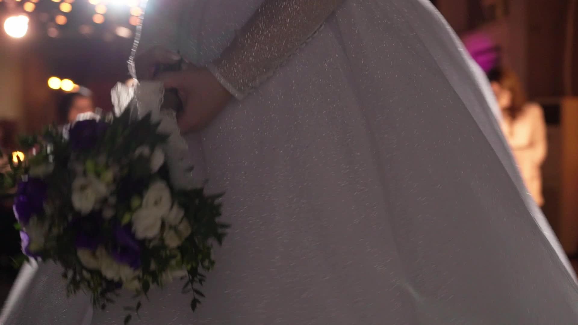 新娘准备在婚礼派对上扔新娘花束视频的预览图