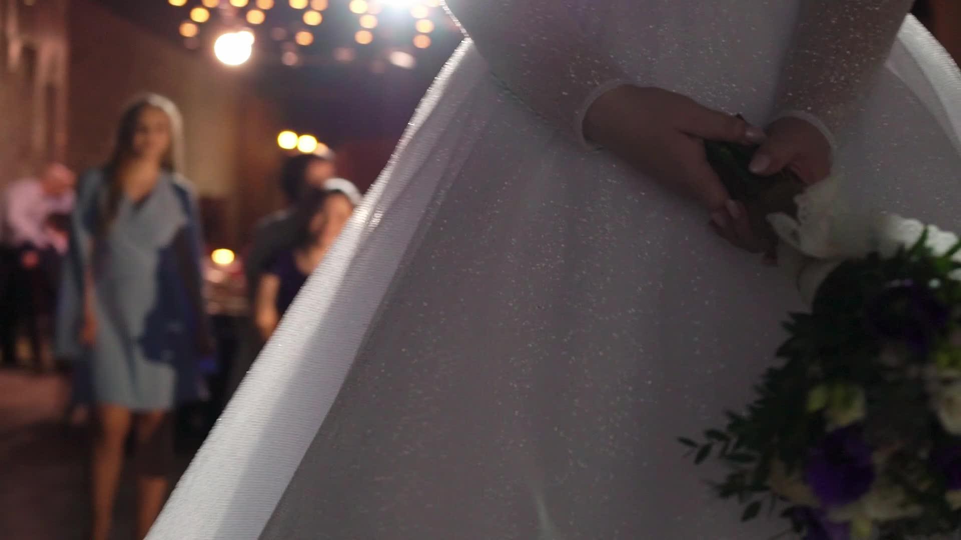 新娘准备在婚礼派对上扔新娘花束视频的预览图
