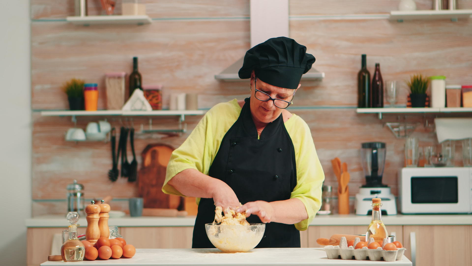 老妇人穿着厨师的衣服做面包视频的预览图