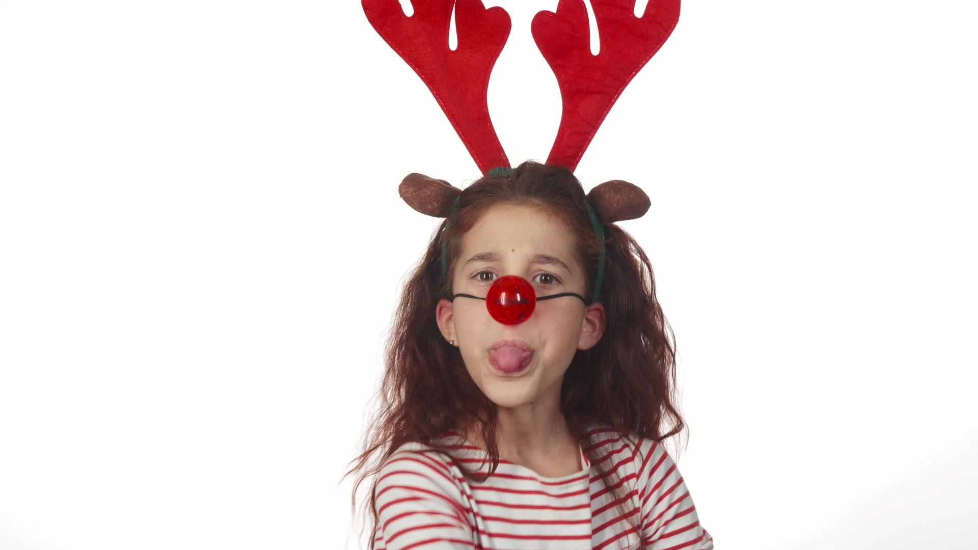 一个穿着红鼻子玩具的可爱女孩视频的预览图