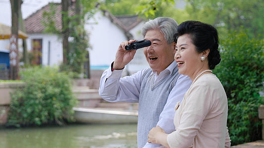 老年夫妇用望远镜看风景视频的预览图