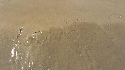 海滩上写着隆登二字视频的预览图