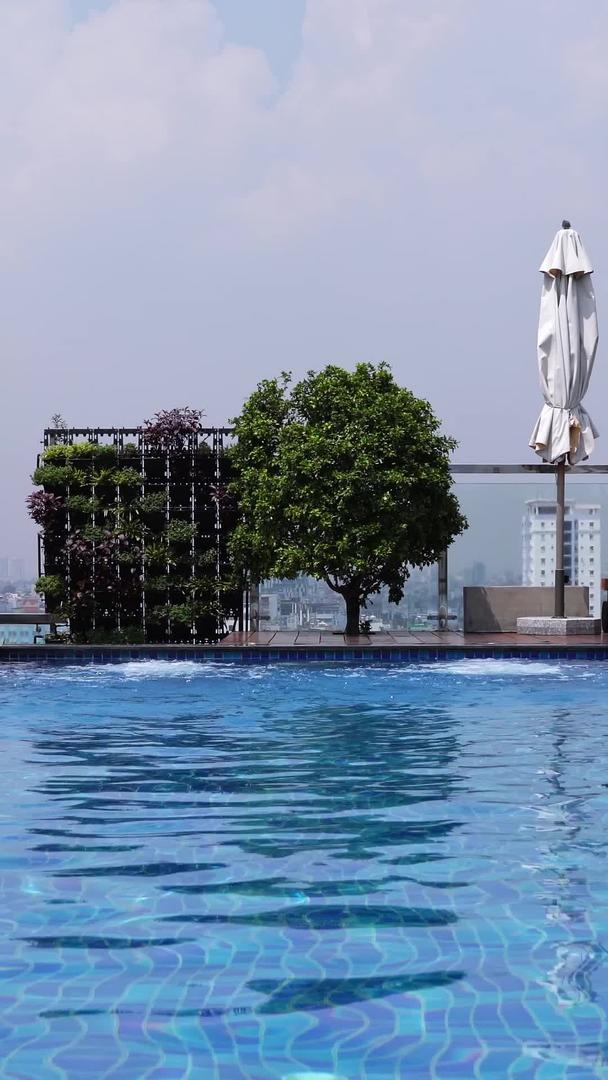 越南酒店高空游泳池视频的预览图