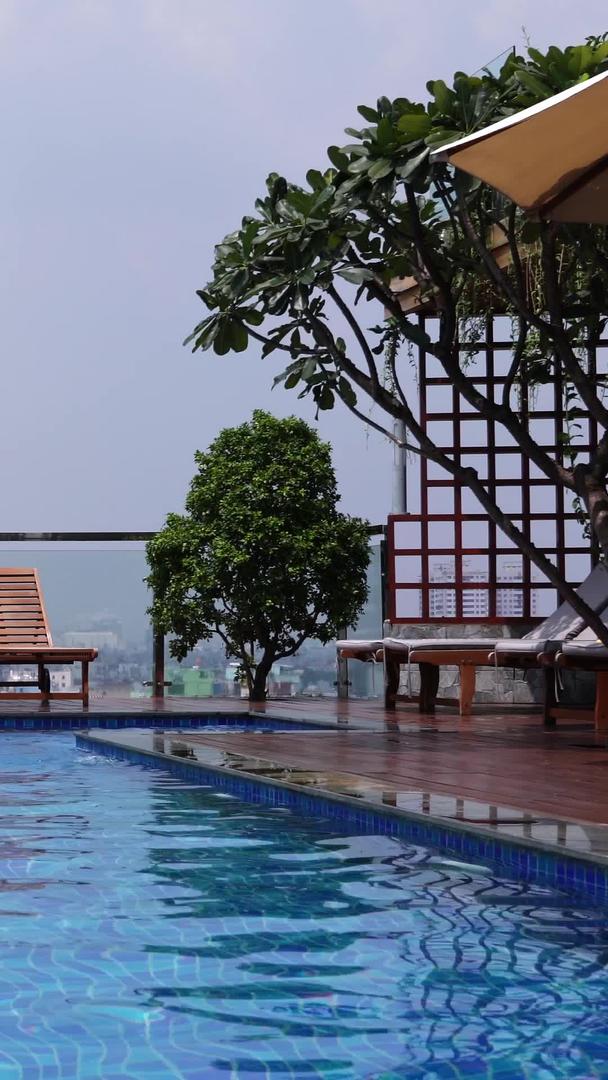 越南酒店高空游泳池视频的预览图