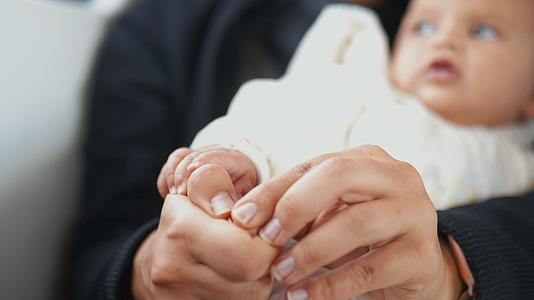 母亲用指甲抱着婴儿抱着婴儿视频的预览图